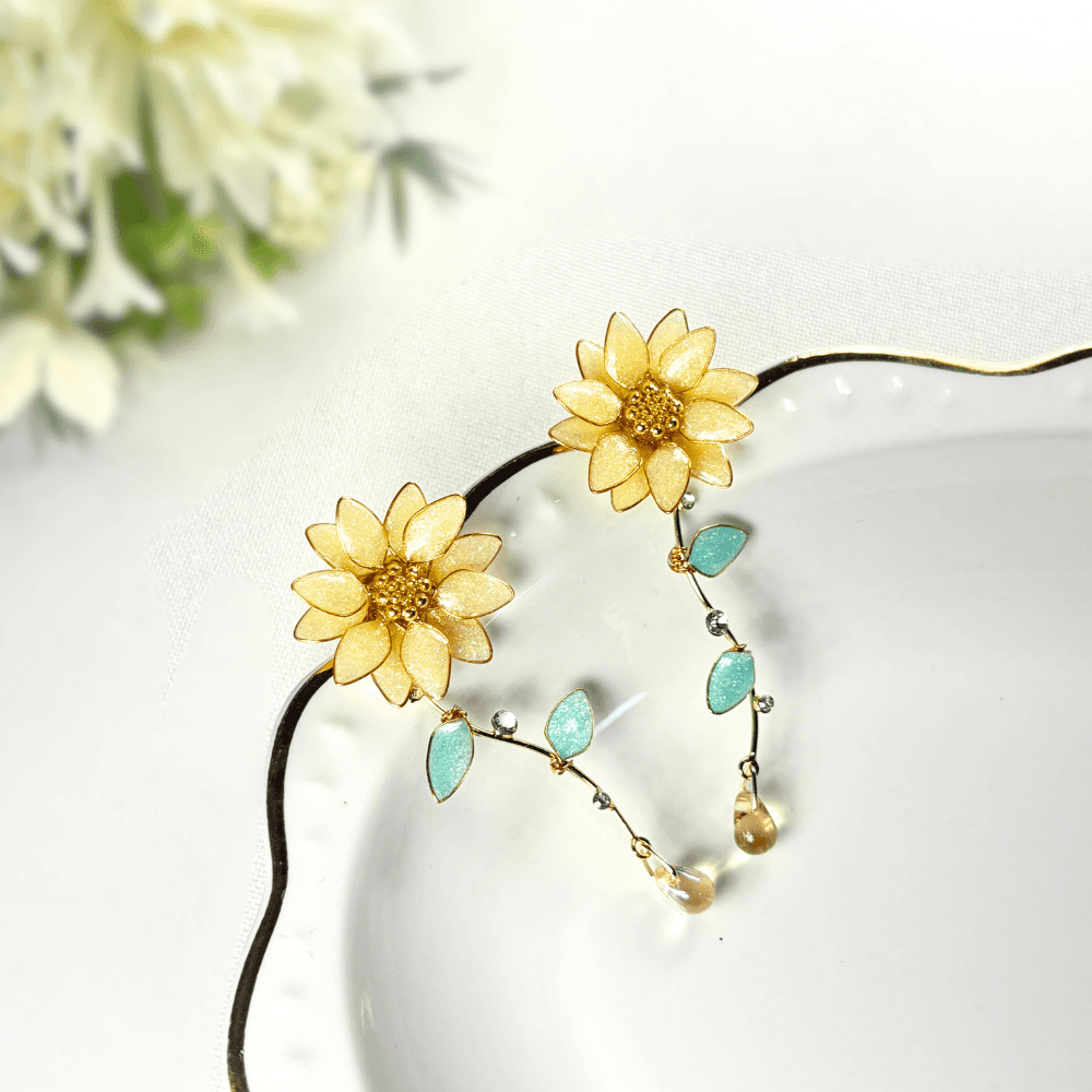 【2wayひまわりピアス】サージカルステンレス／レジン×ワイヤー／夏アクセサリー／キラキラ輝く／アレルギー対応／受注製作
